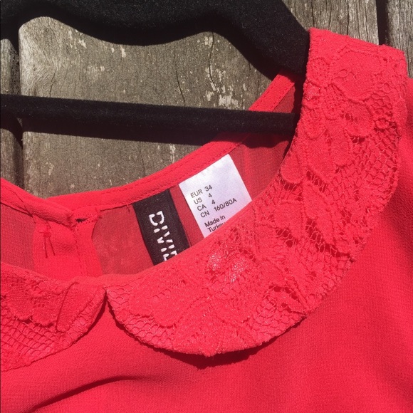 Red collared blouse - Picture 2 of 3